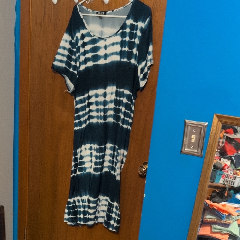 Chic Tie-Dye Midi Dress in Black and White